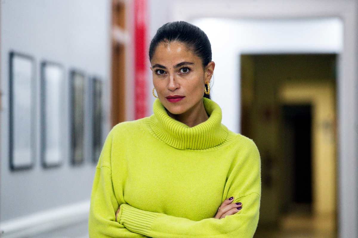 veronica gentili a braccia conserte