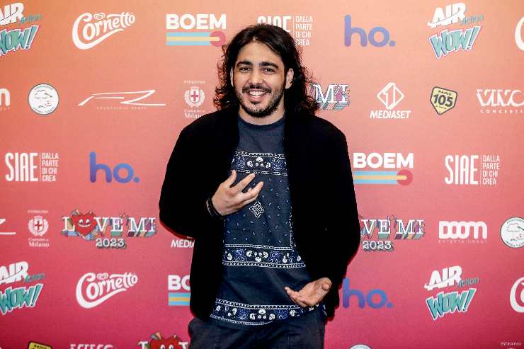 angioni sorride in posa