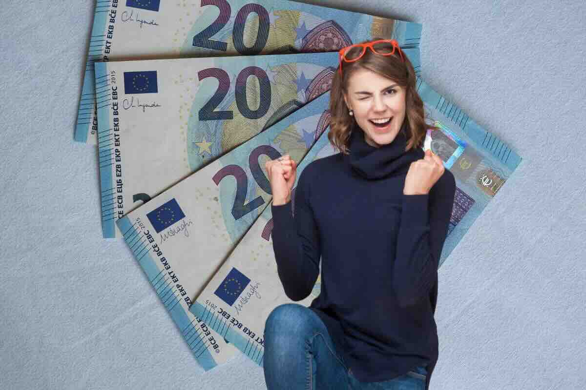 Donna esulta, banconote 20 euro