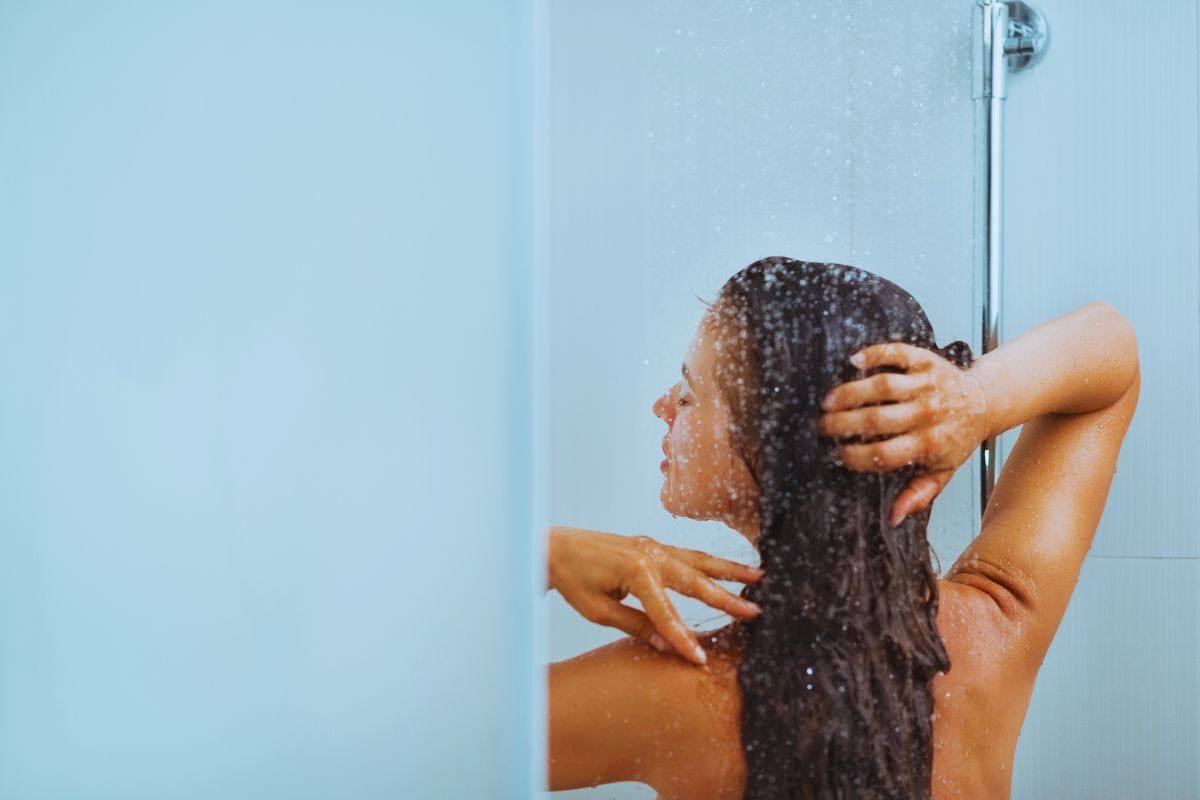 Donna che fa la doccia