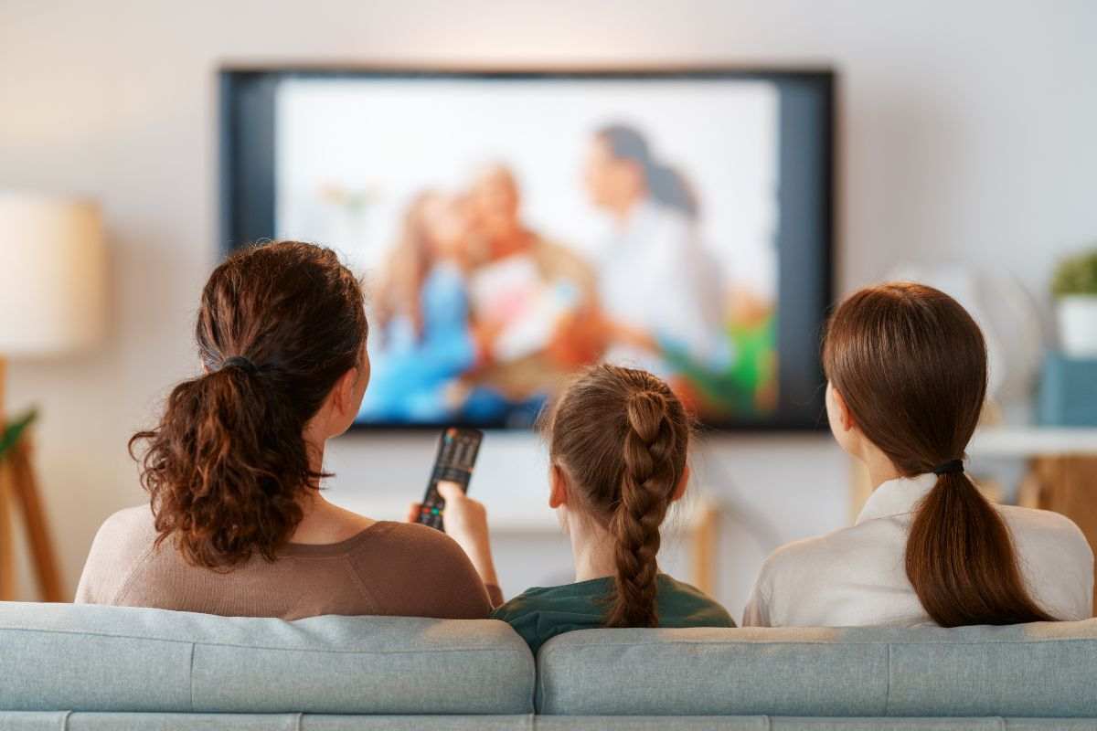 Persone davanti la tv