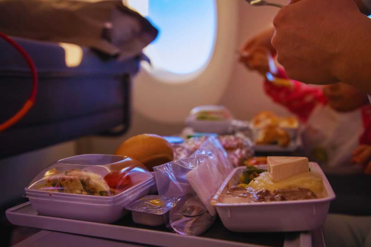 Pasto consumato su aereo