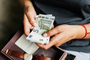 donna e banconote da 5 euro