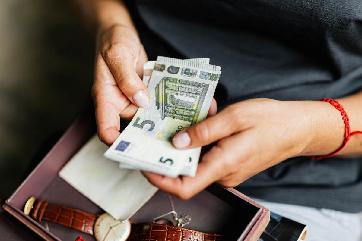 Contanti in casa: ecco la cifra che non devi mai superare per nona avere guai con il fisco