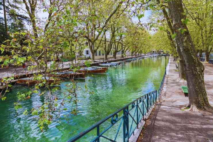 Viale alberato di Annecy