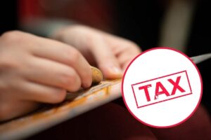 persona che gratta un biglietto e scritta "tax"