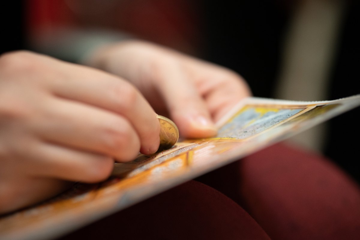 uomo che gratta il gratta e vinci