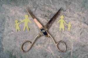 Forbici e sagome di una famiglia separata