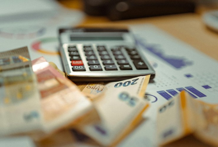 calcolatrice e banconote