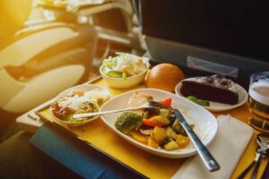 Vassoio con cibo su aereo