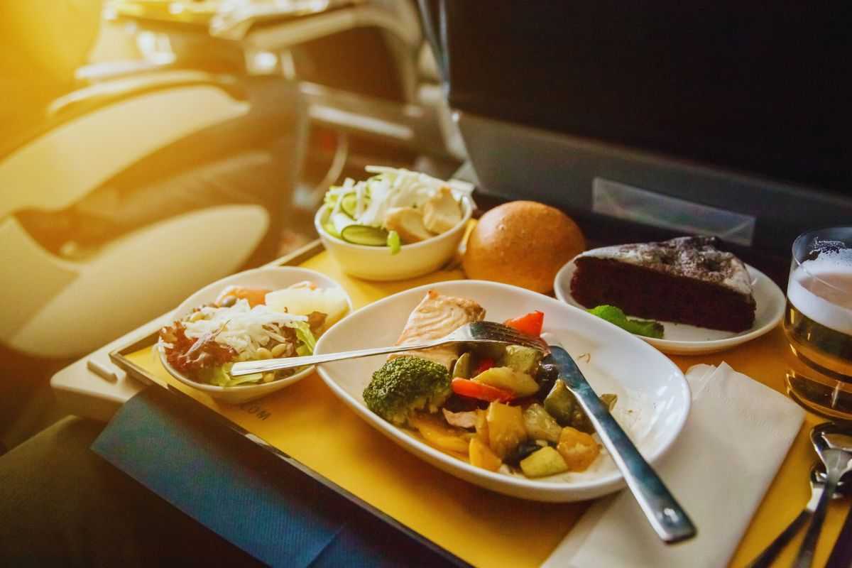 Vassoio con cibo su aereo