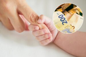 mani di bambino e mamma con euro