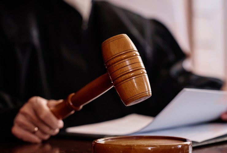 giudice col martello del tribunale