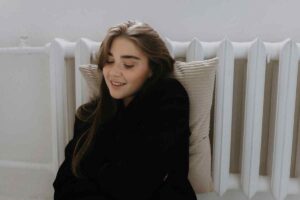 Ragazza appoggiata al termosifone