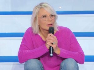 Maria De Filippi seduta sulle scale di UeD
