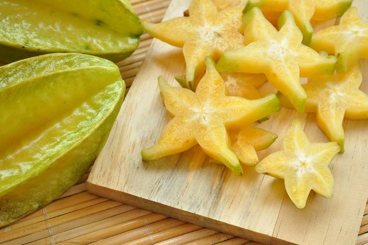 Frutto della carambola e carambola tagliata a fette