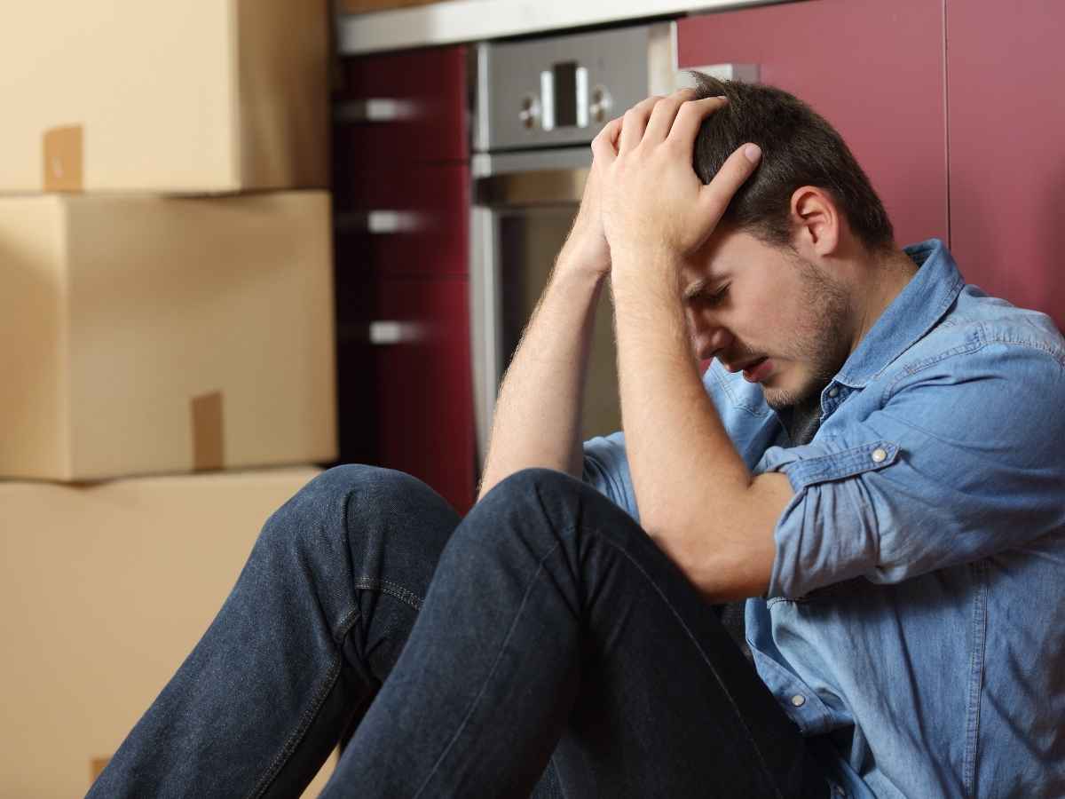 Uomo disperato a causa dello sfratto