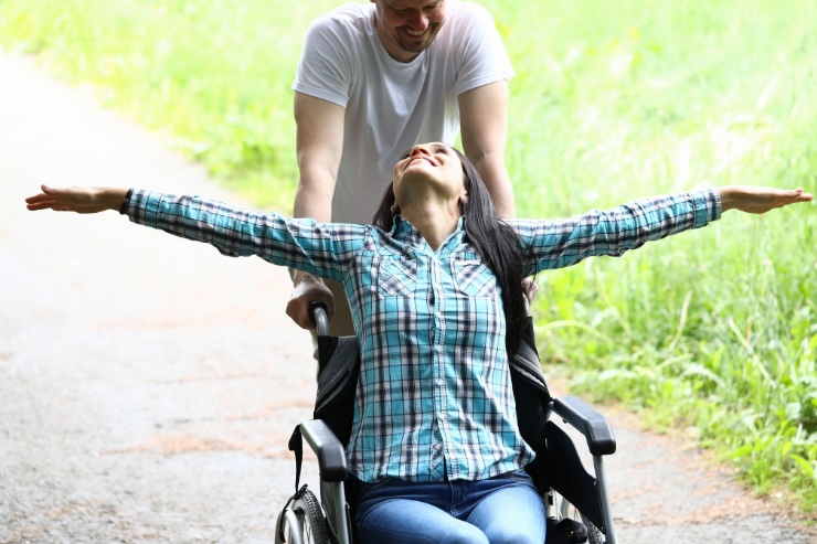 coppia in carrozzina