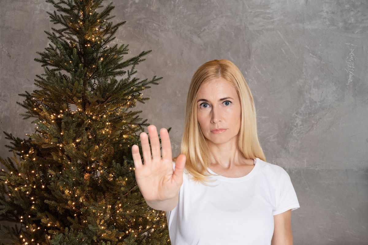 donna che dice no e albero di natale