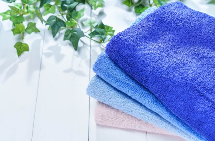 asciugamani piegati sopra ad un tavolo