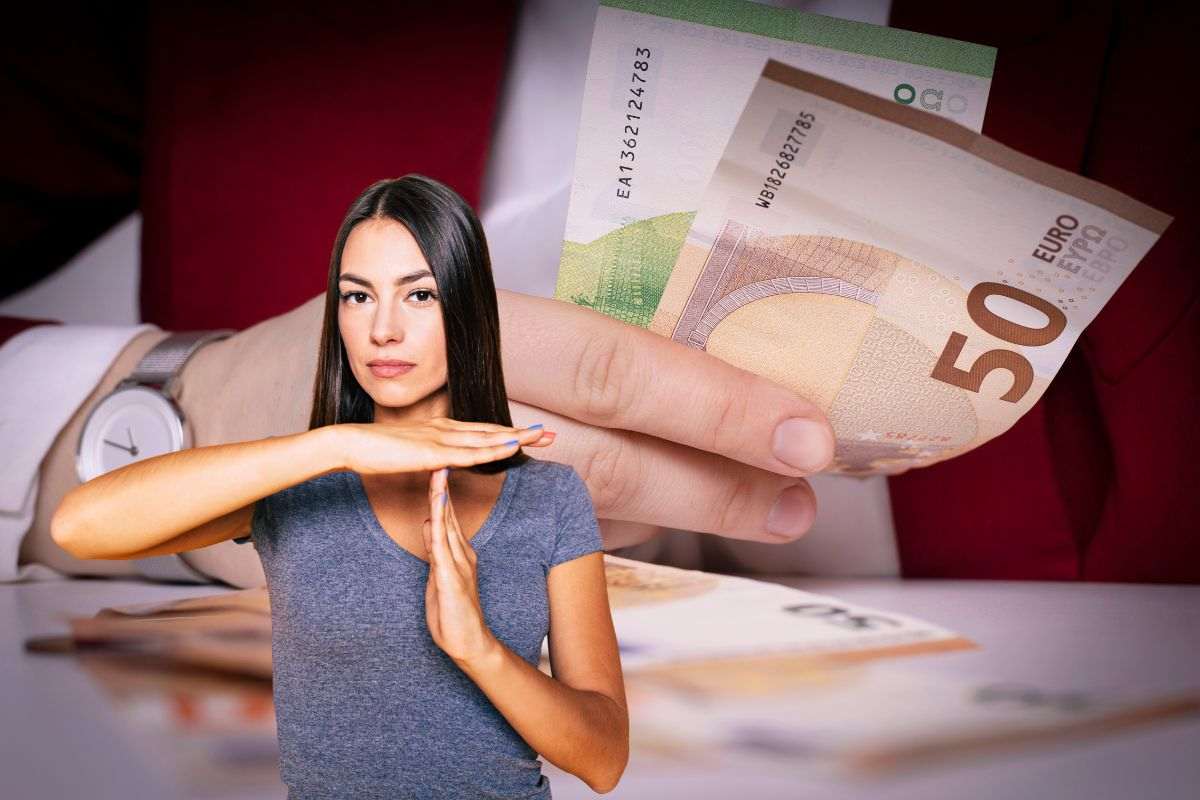donna che dice stop e persona con soldi in mano