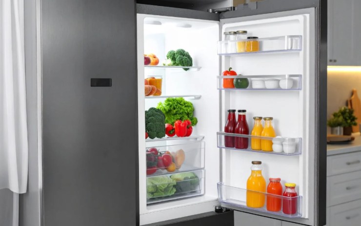 frigorifero aperto pieno di cibo