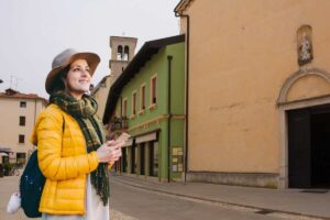 Donna esploratrice in strada