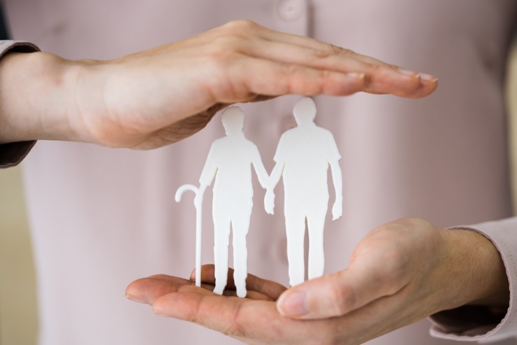 disegno in carta di due anziani uno con bastone tra le mani di uomo