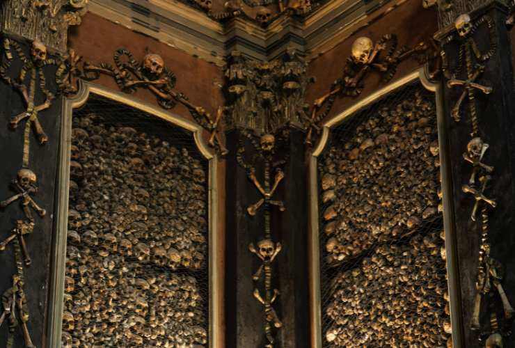 interno della chiesa con le pareti con le ossa