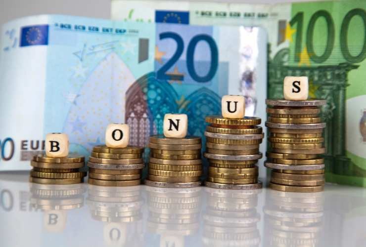 monete, banconote e scritta "bonus"