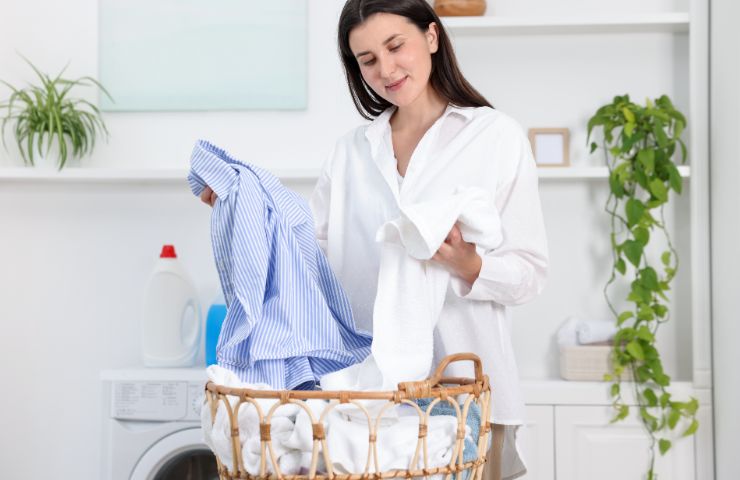 donna che seleziona bucato