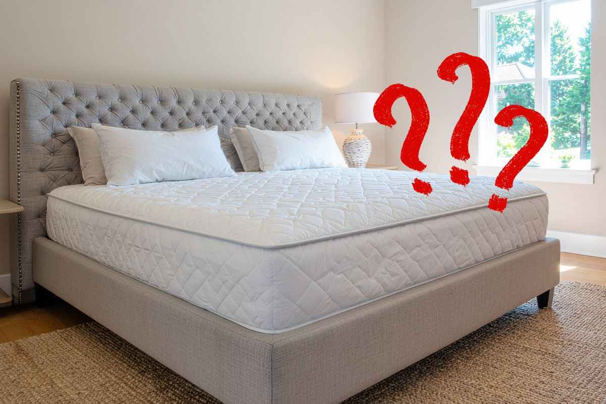 un letto matrimoniale e punti interrogativi