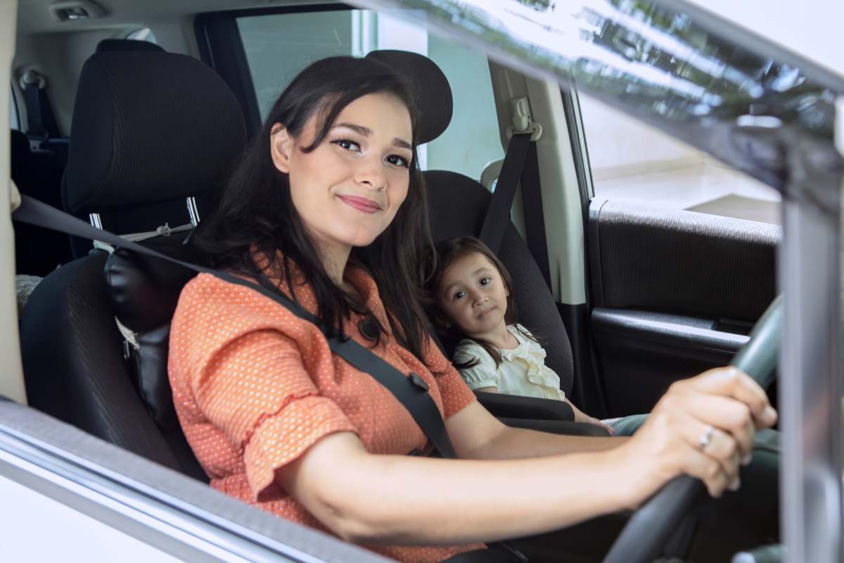 donna in auto con accanto bambina