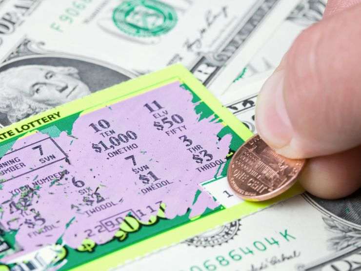 persona che gioca al gratta e vinci