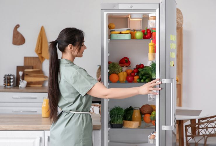 donna che apre frigorifero