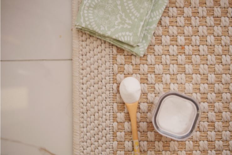 tappeto, cucchiaino e ciotola bicarbonato