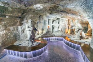 miniere di sale con statue e laghi vicino a cracovia