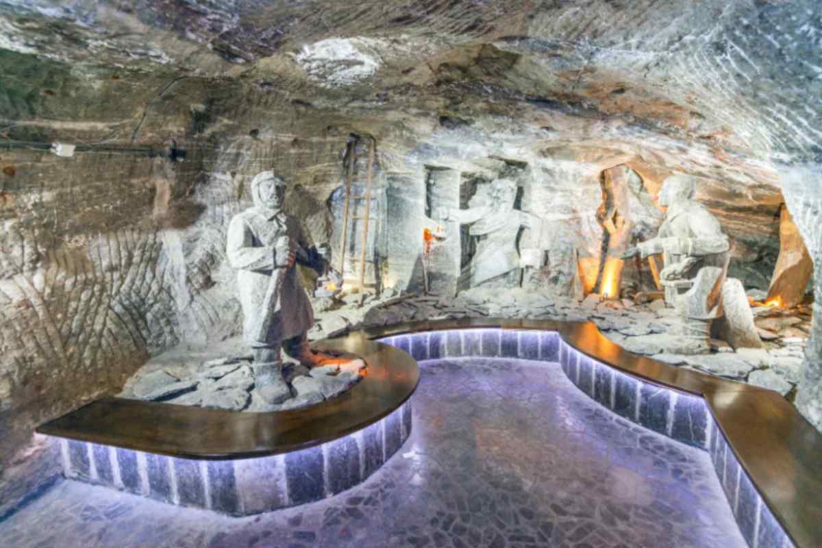 miniere di sale con statue e laghi vicino a cracovia