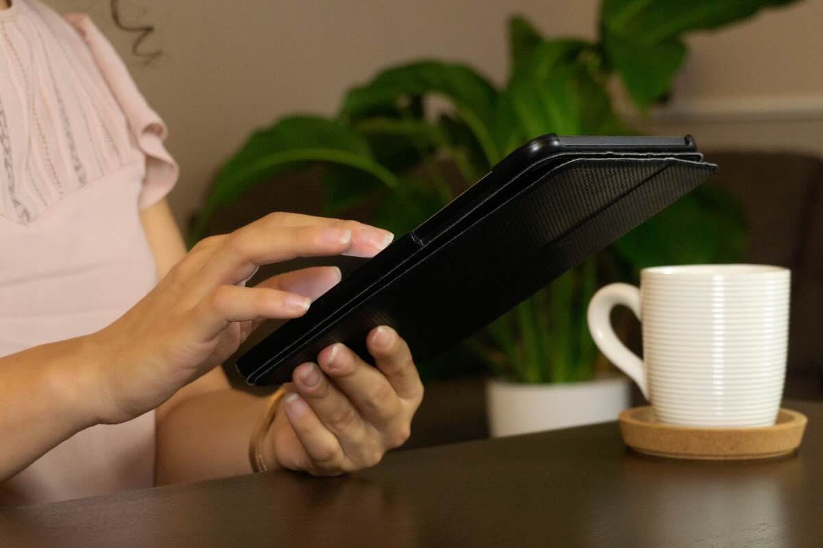 donna con tablet e tazza caffè