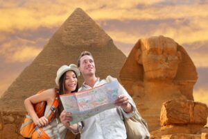piramidi e coppia di turisti in egitto