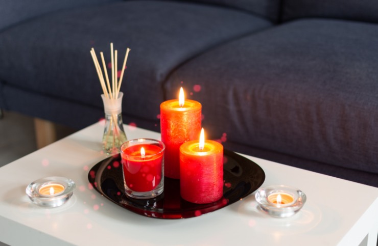 candele sopra ad un tavolo