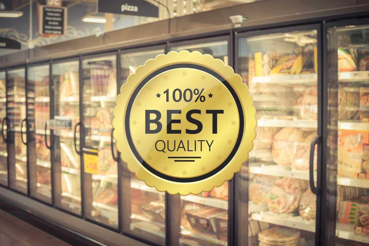 pizze surgelate nel frigo del supermercato