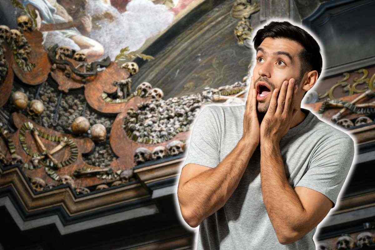 ragazzo stupito con le mani sul volto e chiesa con le ossa