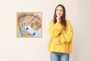 donna con espressione dubbiosa e una mano sotto al mente e banconote di euro dentro al riquadro