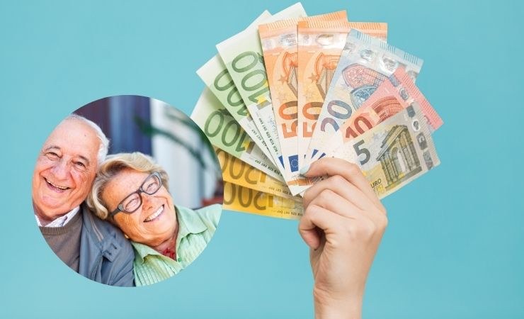 dei soldi e vicino delle persone anziane vicine