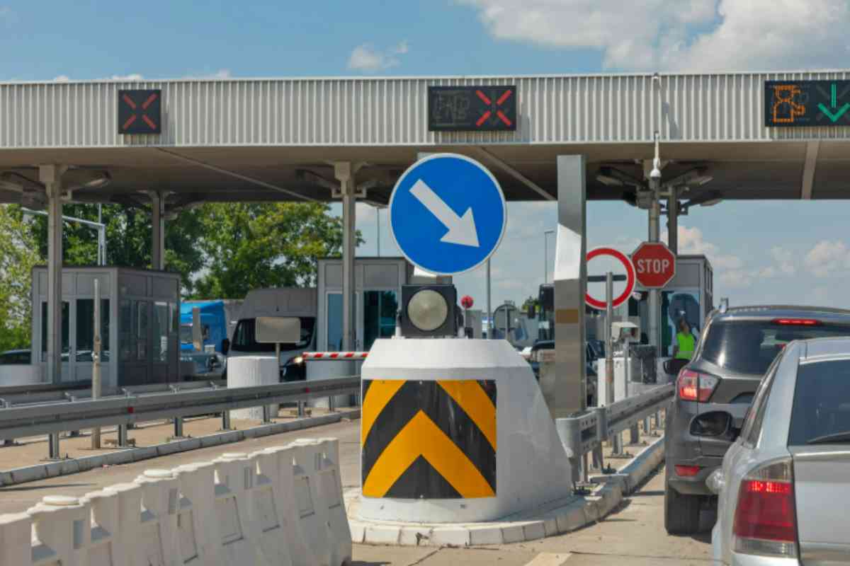 casello autostradale freccia