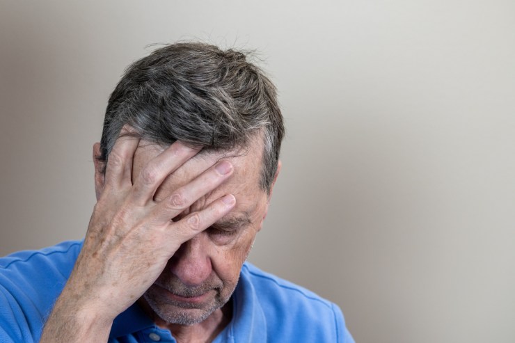 uomo preoccupato con mano tra i capelli