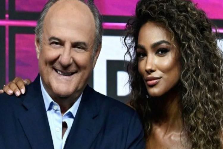 Gerry Scotti e quelle toccatine tornate virali