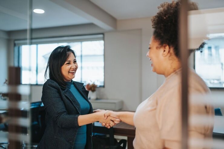 Due donne si stringono la mano