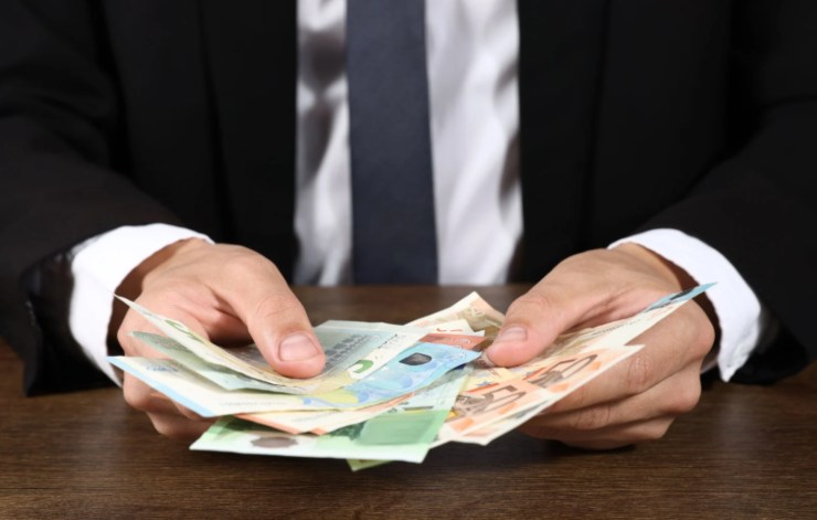 uomo con in mano delle banconote di euro